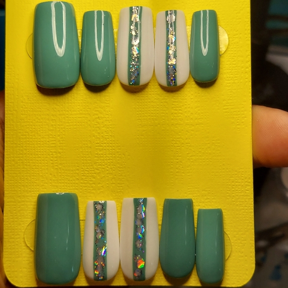 Green and White Glitter Nails - Picture 4 of 8